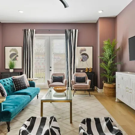 Upscale Townhome 3 Miles To Downtown With 2 Car Garage